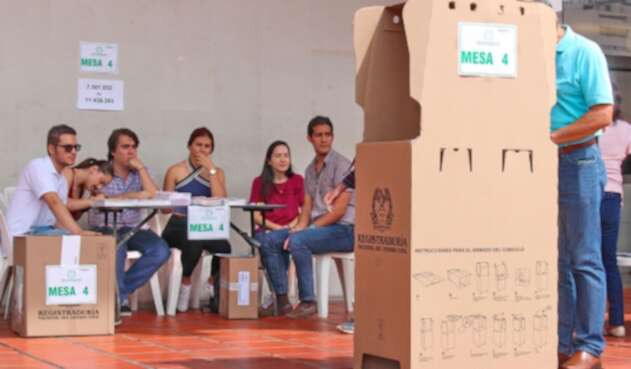 Colombianos ejerciendo su derecho al voto en Bogotá