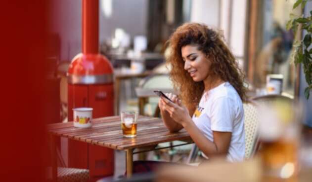 Una joven usando su smartphone