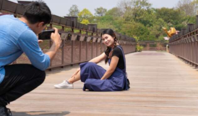 Una pareja sacando fotografías con su smartphone durante las vacaciones