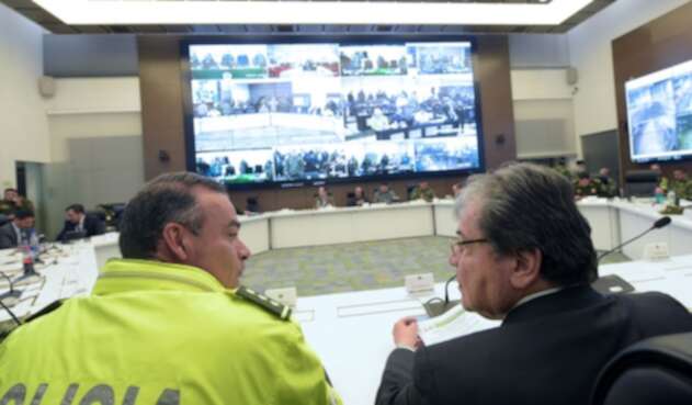 Ministro de la Defensa, Carlos Holmes Trujillo y el director de la policía metropolitana de Bogotá