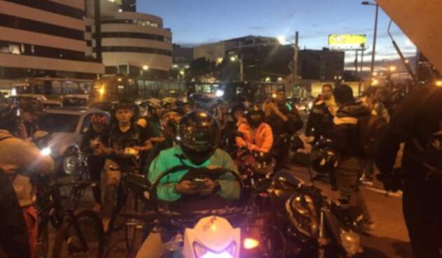 Moteros, ciclistas y skaters se reúnen por la calle 100 para continuar las marchas