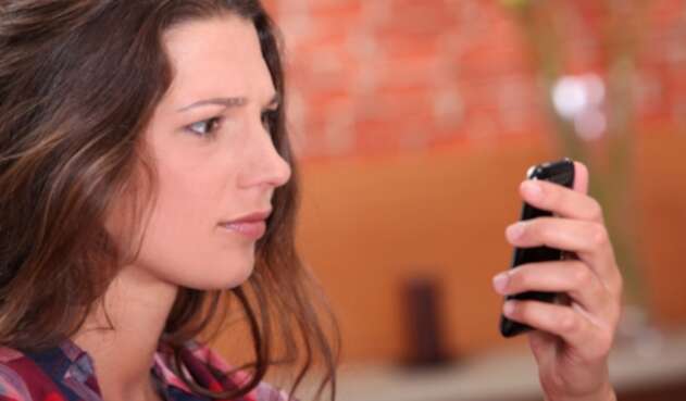 Mujer usando smartphone