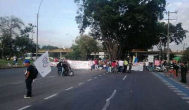 La salida de Cali a Palmira fue bloqueada por participantes del paro nacional.