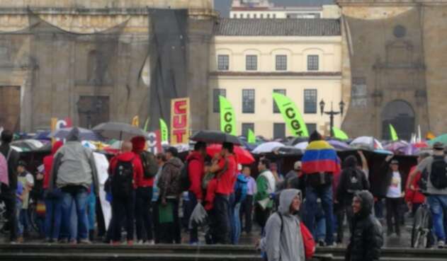 Mientras llegaban los marchantes, la lluvia también fue parte fundamental de la jornada.