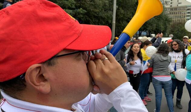 Con vuvuzelas y carteles de agrupan los manifestantes.