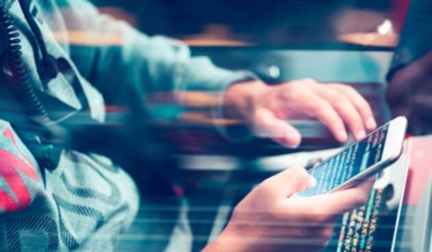 Hacker con un smartphone