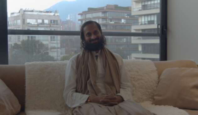 Swami Paramtej enseña técnicas de respiración para ser feliz