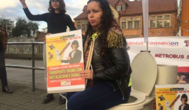 Trabajadores de Transmilenio protestan por falta de baños