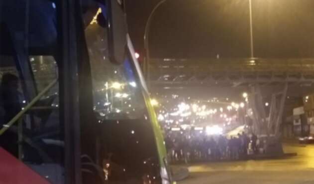 Usuarios no permiten la salida de buses