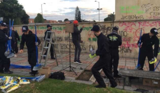 Limpian monumento a 'Los Héroes' en Bogotá, vandalizado durante protestas.