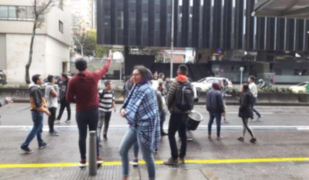 Estudiantes protestan en la Distrital
