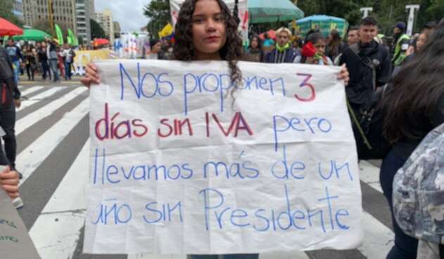 Paro Nacional Manifestantes Pasaron De Las Arengas A Las Pancartas La Fm