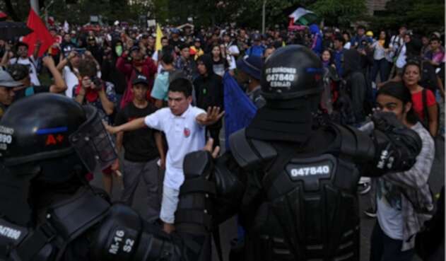Choques entre manifestantes y la policía antidisturbios.