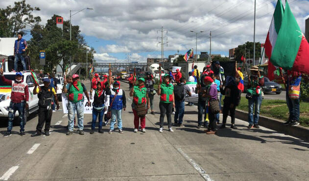 Indígenas bloquean la Avenida NQS