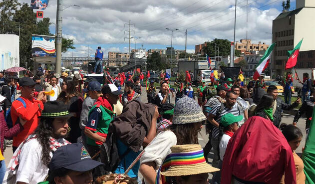 Indígenas. Indígenas bloquean la Avenida NQS