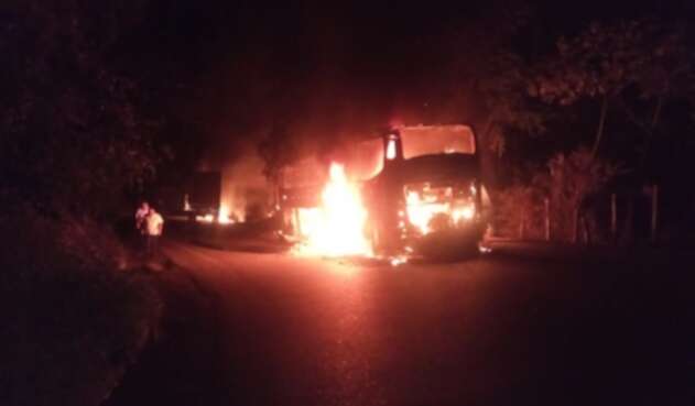 Eln incendió varios vehículos en Antioquia