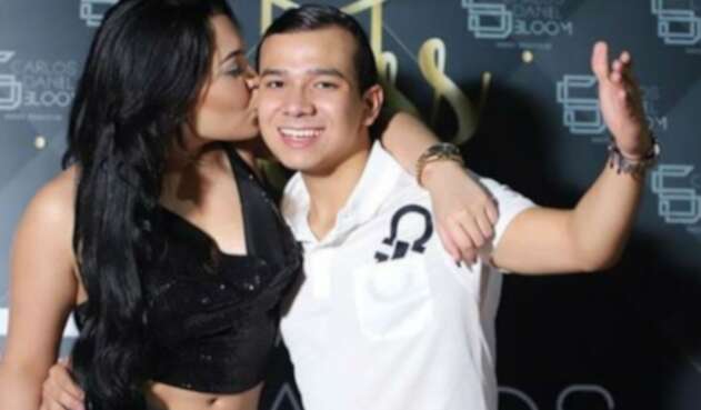 Ana del Castillo junto al hijo de Carlos Bloom, manager de Silvestre Dangond