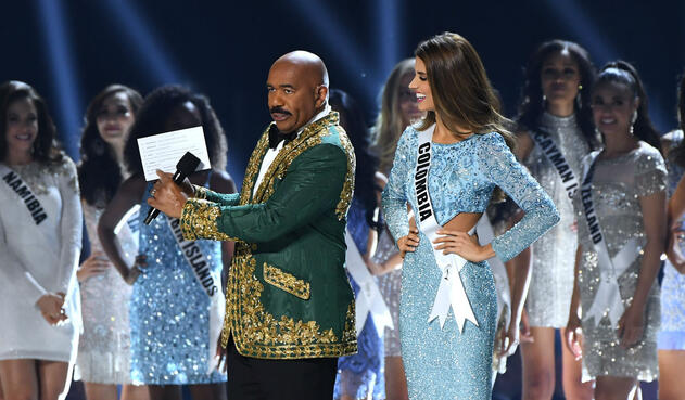 Gabriela Tafur en Miss Universo junto a Steve Harvey