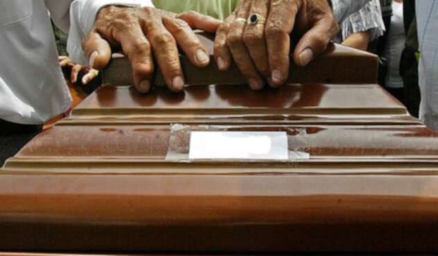 Familiares adelantan funerales de víctimas de masacre.