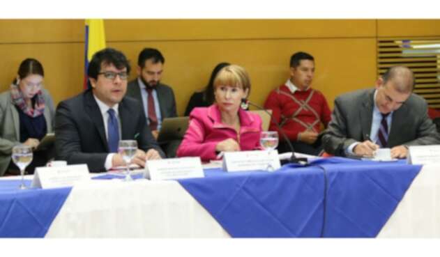 Ministra de Trabajo, Alicia Arango en mesa de concertación del salario mínimo de 2020