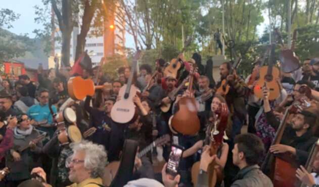 Músicos protestan en el Park Way de Bogotá durante el Paro Nacional