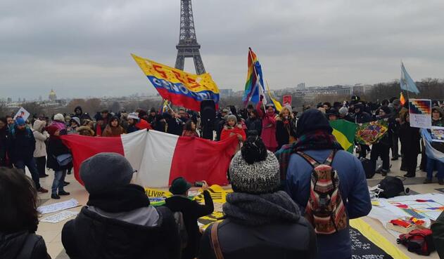 Cacerolazo en París.