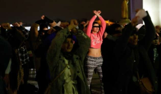 Mujeres participan en el performance "Un violador en tu camino", en París.