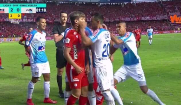 Pelea Junior vs América- final Liga Águila