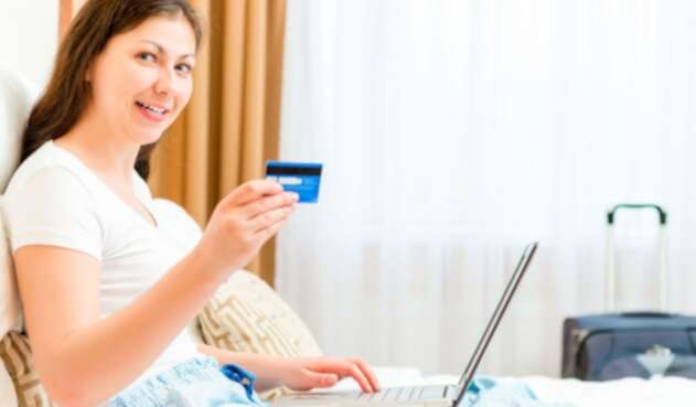 Viajeros reservan hacen sus reservas online Viajeros reservan hacen sus reservas online