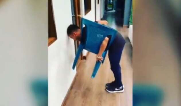 Hombre intentando en reto de la silla