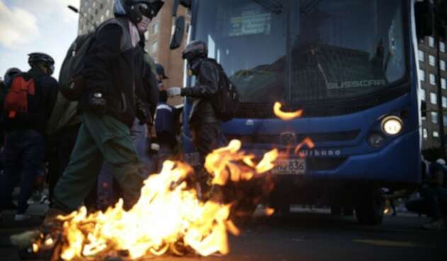 Vándalos en protestas en Bogotá