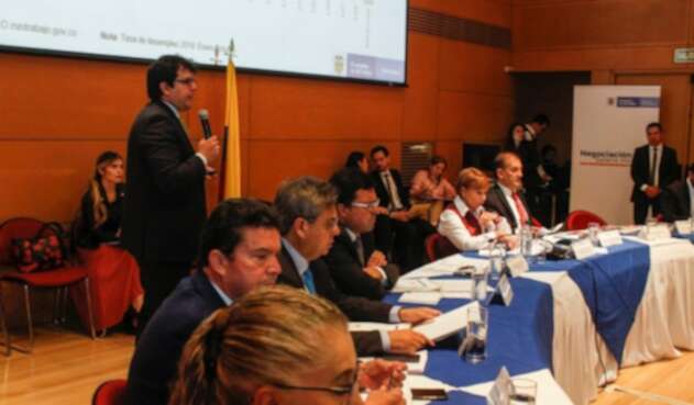 Representantes de las centrales obreras participan en la mesa de concertación salarial