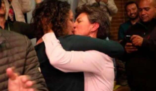 Claudia López y Angélica Lozano se besan el día de la victoria en las elecciones en Bogotá