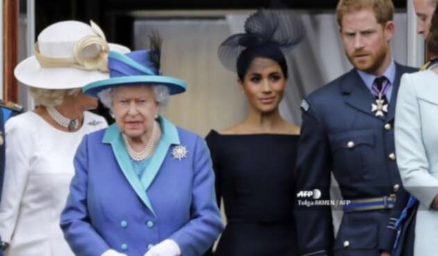 Reina Isabel junto a Meghan y Harry