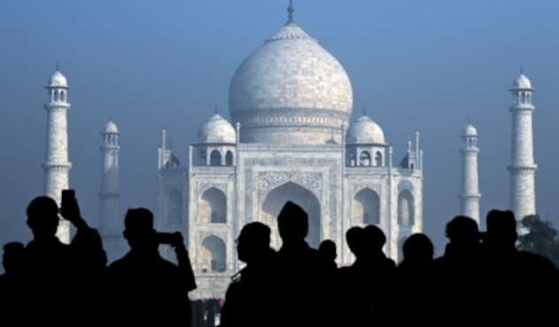 Turistas visitan el Taj Mahal en Agra, india