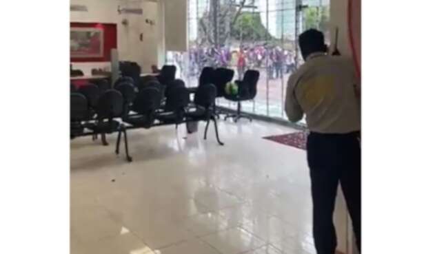 Ataque de vándalos a banco
