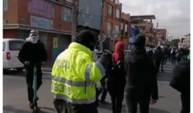 Encapuchado con chaqueta de policía Encapuchado con chaqueta de policía