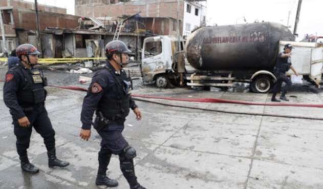 Explota camión con gas en Perú