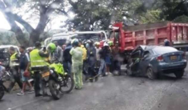 El choque de un automóvil con una volqueta dejó varias víctimas