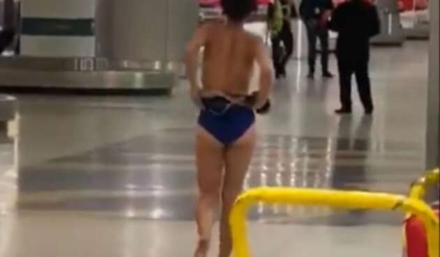 Mujer camina desnuda