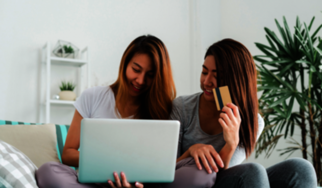 Mujeres realizando compras online