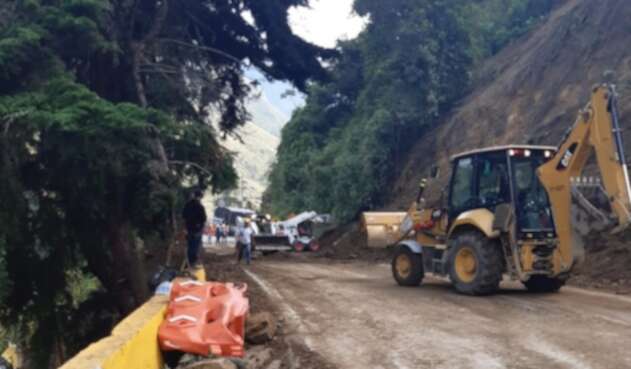 Deslizamiento en vía Cajamarca - Calarcá