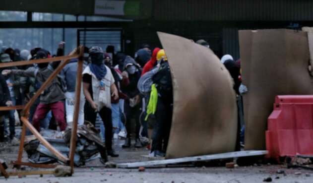 Encapuchados frente a la Universidad Nacional