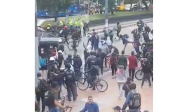 Encapuchados atacan policías en Suba