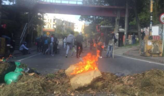 Encapuchados queman pasto en la Circunvalar Encapuchados queman pasto en la Circunvalar
