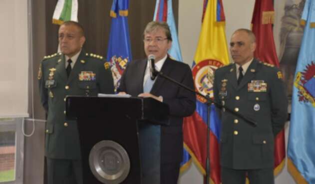 Ministro de Defensa, Carlos Holmes Trujillo, junto a los comandantes de las FF.MM. y del Ejército.