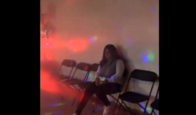 Joven sola en su fiesta