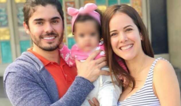 Jhoan Álvarez junto a Laura Contreras y su hija