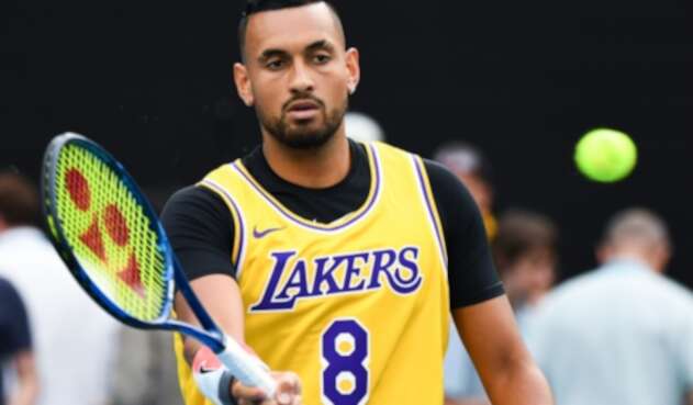 Kyrgios entra a la cancha con la camiseta de Kobe Bryant