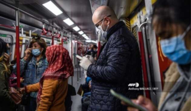 Pasajeros en Hong Kong se protegen del coronavirus Pasajeros en Hong Kong se protegen del coronavirus
